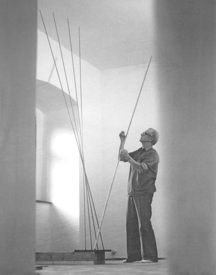 Walter Kaitna beim Zusammenbau einer 3.Meter großen Figur